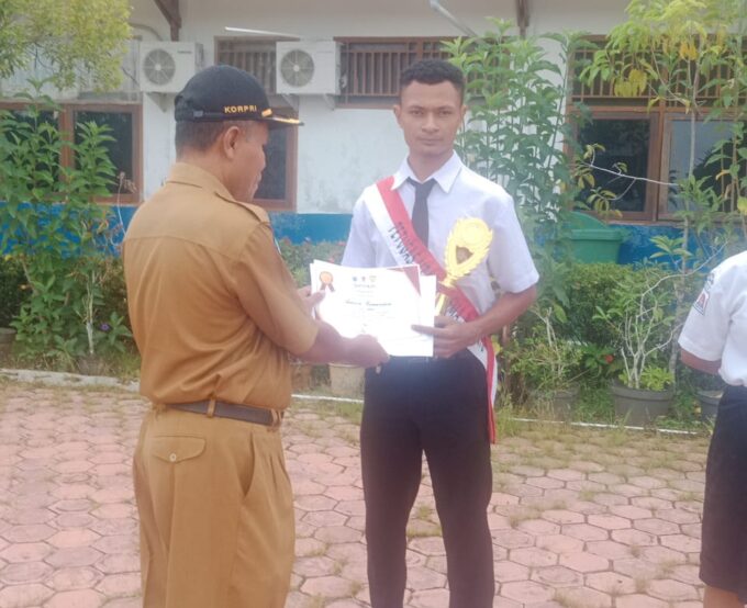 Penyerahan piala dan uang pembinaan untuk atlet berprestasi SMA Negeri 1 Plus KPG Nabire