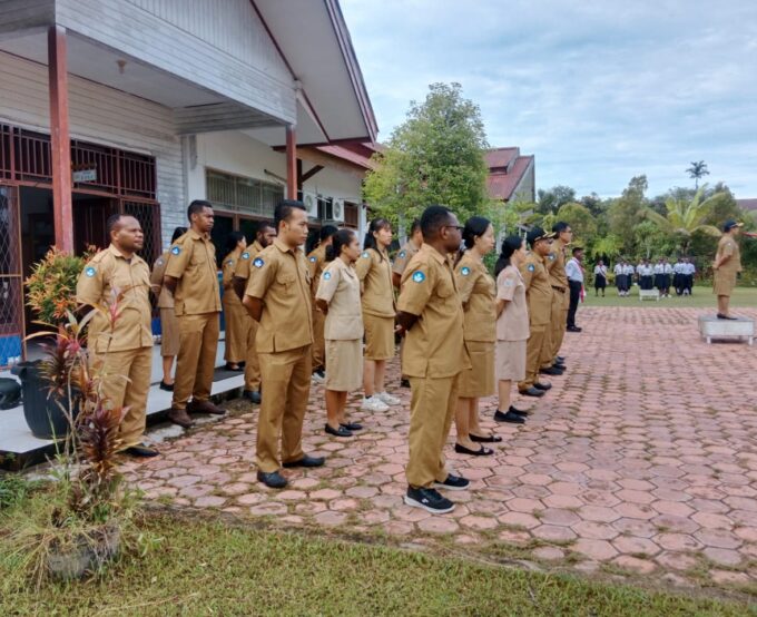 Upacara Bendera Pagi di SMA Negeri 1 Plus KPG Nabire Berlangsung Khidmat